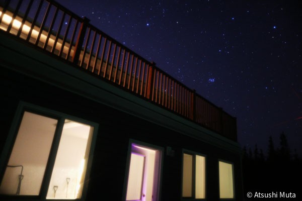 観測施設と冬の星空