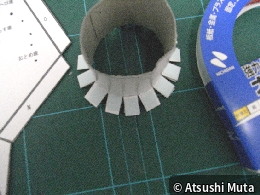 両面テープで固定した補強用の筒