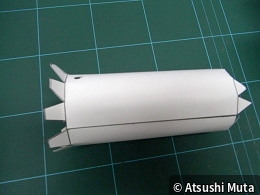 光源を支える支持棒を組み立てる様子