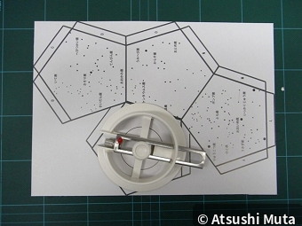 支持棒用の円形穴を切り始める様子