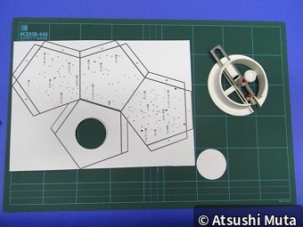 支持棒用の円形穴を切り抜いた型紙